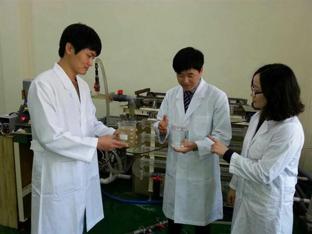 20일 경주시 에코-물센터 수질연구실 관계자들이 하수 급속처리 신기술에 대한 이야기를 나누고 있다. 경주시 제공