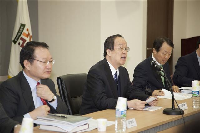 지난 17일 서울 서대문구 미근동 동북아역사재단에서 열린 간담회. 왼쪽부터 석동연 사무총장, 김학준 이사장, 편경범 운영관리실장. 동북아역사재단 제공