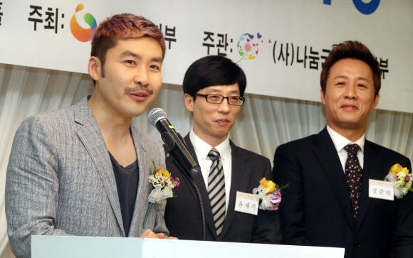 31일 오전 서울 중구 프레지던트 호텔에서 보건복지부 주최로 열린 ’2014년 제1회 행복나눔인’ 시상식에서 행복나눔인 상을 수상한 MBC 무한도전 팀의 노홍철이 소감을 말하고 있다. 연합뉴스