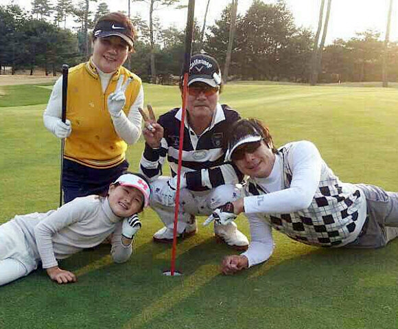 만 7세 소녀가 골프채를 잡은 지 15개월여 만에 홀인원을 해, 국내 최연소 여부를 확인하고 있다. 경기도 오산시 운산초등학교 2학년 이정현(2006년 11월 15일생.사진 좌측)양이 3월 31일 오전 8시38분께 경기도 여주시 솔모로 컨트리클럽 체리코스 9번 홀(파3 125야드)에서 27도 유틸리티 클럽으로 홀인원을 기록한 뒤 동반자와 기념촬영을 하고 있다. 연합뉴스