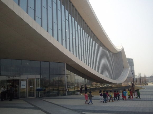 지난 2일 세종특별자치시 다솜3로 국립세종도서관을 찾은 유치원생들이 견학을 마치고 돌아가고 있다.