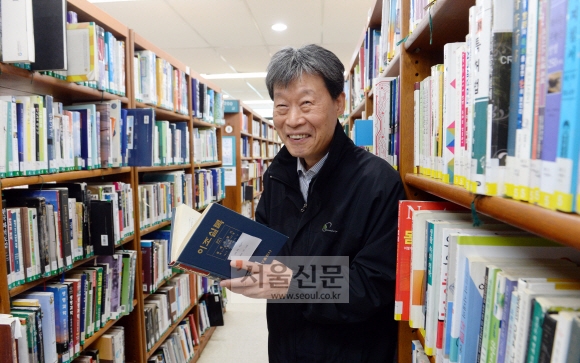 서울 송파도서관에서 8년째 책을 보고 있는 박춘씨가 3층 서가에서 이조실록을 펴들고 있다. 정연호 기자 tpgod@seoul.co.kr
