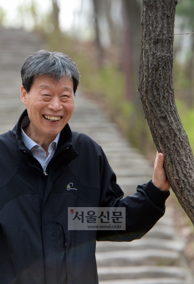 도서관 인근 오금공원을 산책하고 있는 박춘씨. 정연호 기자 tpgod@seoul.co.kr