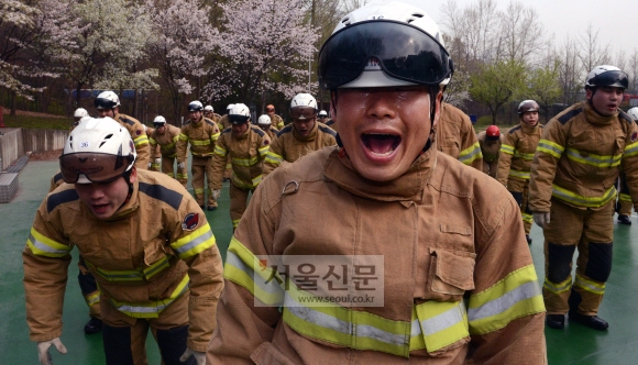 쪼그려뛰기와 팔굽혀펴기, PT체조 등 체력훈련을 받는 교육생들.