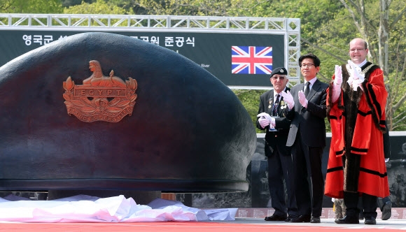 베레모형 영국 참전비 제막