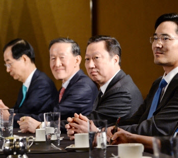 지난 26일 서울 용산구 한남동 그랜드하얏트호텔에서 주한미국상공회의소 주최로 열린 오바마 미국 대통령 초청 조찬간담회에 국내 재계 단체장 및 대기업 총수들이 참석했다. 왼쪽부터 한덕수 한국무역협회 회장, 허창수(GS그룹 회장) 전국경제인연합회 회장, 박용만(두산그룹 회장) 대한상공회의소 회장, 이재용 삼성전자 부회장. 사진공동취재단