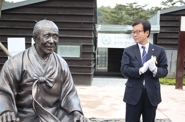 12일 문을 연 원경선 기념관에서 고 원경선 원장의 장남인 원혜영 의원이 아버지의 동상을 흐뭇하게 바라보고 있다. 풀무원 제공