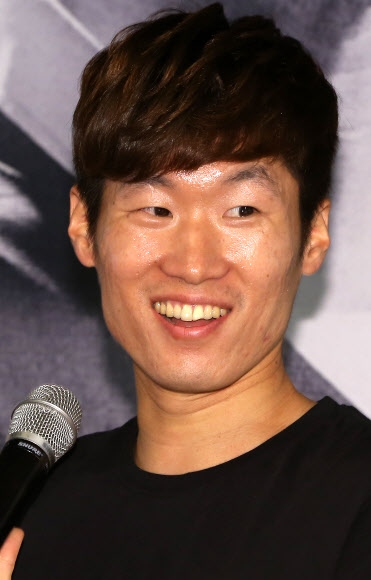 미소 짓는 박지성