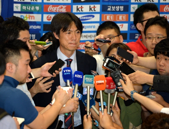 홍명보 감독이 30일 오전 인천공항을 통해 귀국, 취재진과 인터뷰하고 있다. 홍명보 감독이 이끄는 대표팀은 2014 브라질월드컵에서 H조 꼴찌로 조별리그에서 탈락했다. 스포츠서울