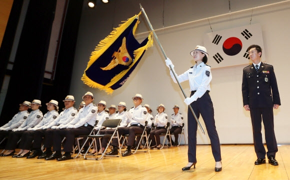 관광경찰기 받은 김인자 관광경찰대장