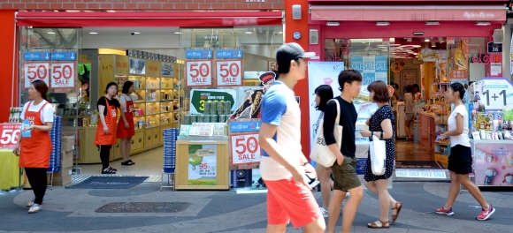 냉방기 집중 단속이 실시된 7일 서울 중구 명동의 한 매장이 문을 활짝 열고 에어컨을 켠 채 영업하고 있다. 전국 각 지자체는 다음달 29일까지 문을 열고 냉방기를 가동하는 가게를 집중 단속하고 적발 시 최대 300만원의 과태료를 부과한다. 박지환 기자 popocar@seoul.co.kr