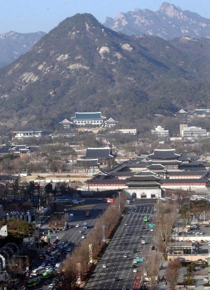 서울의 주산 백악산 아래 청와대와 경복궁 그리고 광화문광장이 차례로 자리를 잡고 있다. 백악 뒤로 보현봉이 보인다. 이종원 선임기자 jongwon@seoul.co.kr