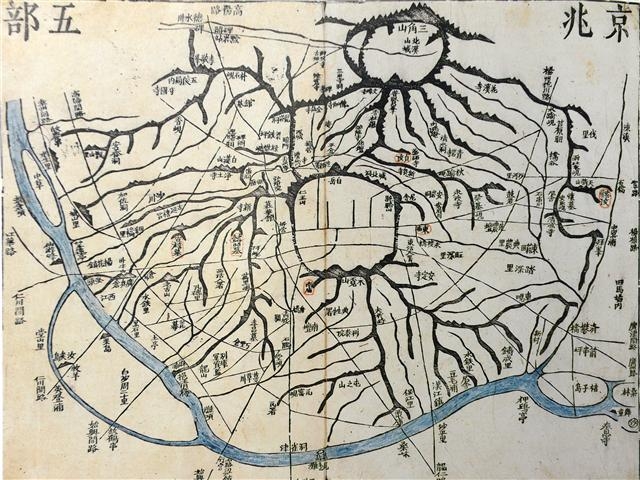 고산자 김정호가 그린 ‘경조오부도’(京兆五部圖). 삼각산과 백악잉라는 지명이 뚜렷하다.