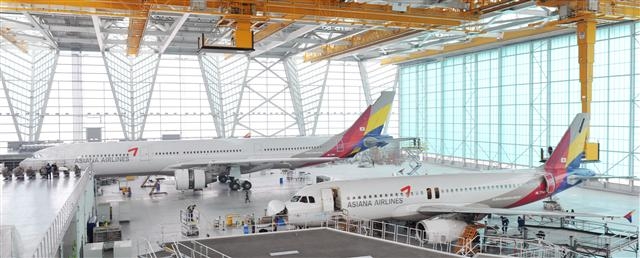 아시아나항공의 인천공항 제2격납고에서 정비 중인 A330 항공기(뒤쪽)와 A320 항공기(앞쪽).  아시아나항공 제공