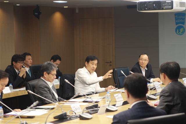 하나SK카드와 외환카드의 통합에 대비한 ‘통합 카드사 상품 및 마케팅 공동 프로젝트’ 설명회에서 김정태(가운데) 하나금융그룹 회장이 카드사 합병의 시너지 효과와 전략 방향을 직원들에게 설명하고 있다.  하나금융 제공
