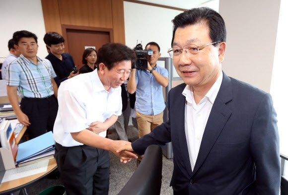 직원들과 작별인사하는 김진선 평창조직위원장