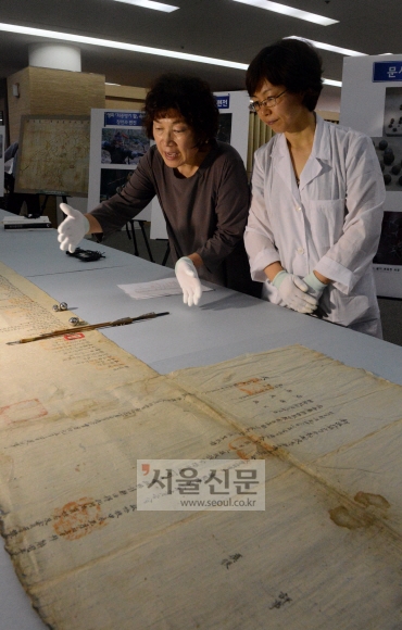 국립중앙도서관은 21일 기자간담회를 열어 조선 정조 때의 북방 군사력을 가늠해 볼 수 있게 하는 7미터 길이의 희귀고문서 ‘해유문서’를 공개했다.