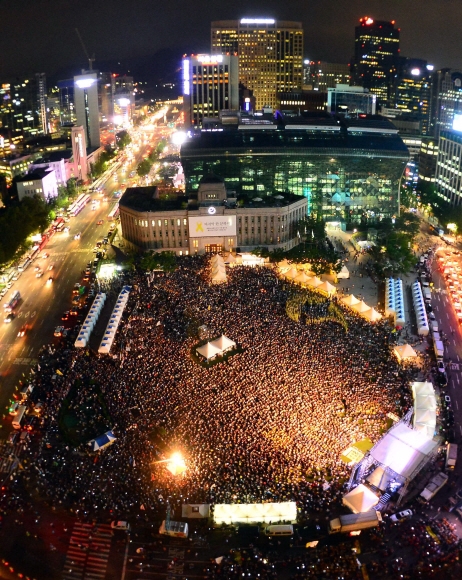 세월호 사고 100일째를 맞은 24일 세월호 참사 100일을 추모해 서울광장에서 열린 시낭송 및 음악회 ‘네 눈물을 기억하라’를 찾은 시민들이 광장을 가득 메우고 있다. 손형준 기자 boltagoo@seoul.co.kr