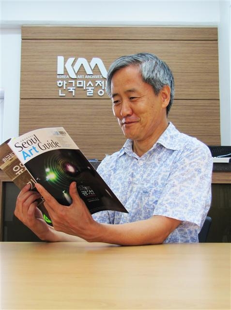40여 년간 모아온 미술자료를 국립현대미술관에 기증한 김달진 김달진미술연구소장이 30일 서울 마포구 창전동의 한국미술정보센터에서 미술 관련 책자를 읽고 있다. 김달진미술연구소 제공