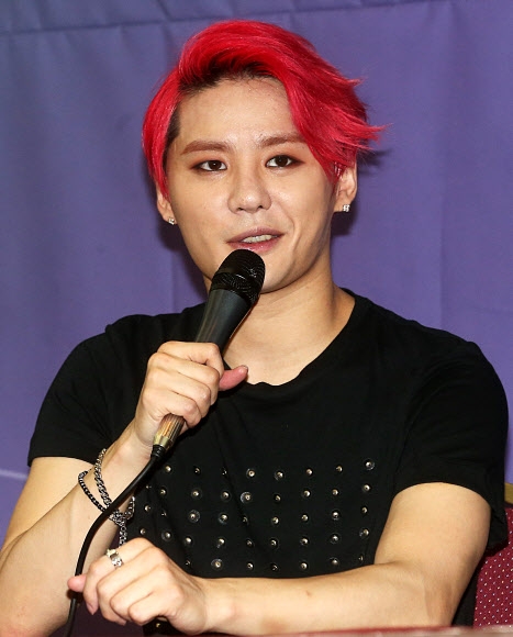 두 번째 정규 앨범 ’저스트 어스’(JUST US)를 발표한 그룹 JYJ 준수가 3일 오후 서울 강남구 삼성동 코엑스에서 열린 앨범 발표 기념 쇼케이스 및 기자간담회에서 취재진의 질문에 답하고 있다. 연합뉴스