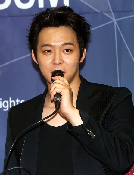 두 번째 정규 앨범 ’저스트 어스’(JUST US)를 발표한 그룹 JYJ의 유천이 3일 오후 서울 강남구 삼성동 코엑스에서 열린 앨범 발표 기념 쇼케이스 및 기자간담회에서 취재진의 질문에 답하고 있다. 연합뉴스