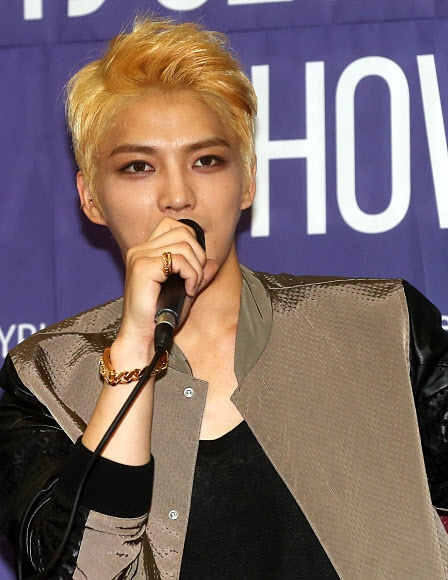 두 번째 정규 앨범 ’저스트 어스’(JUST US)를 발표한 그룹 JYJ의 재중이 3일 오후 서울 강남구 삼성동 코엑스에서 열린 앨범 발표 기념 쇼케이스 및 기자간담회에서 취재진의 질문에 답하고 있다.  연합뉴스
