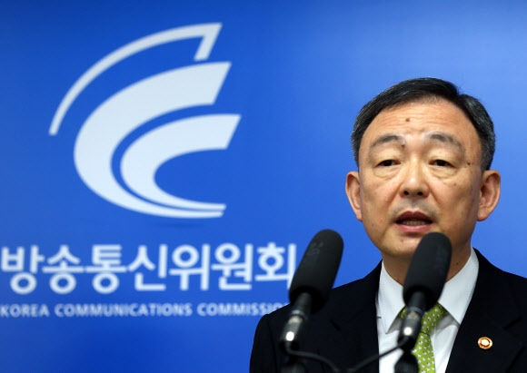 최성준 방송통신위원장이 4일 오전 정부과천청사 방송통신위원회 기자실에서 ’제3기 방통위 비전 및 주요 정책과제’를 발표하고 있다. 3기 방통위는 한지상파 방송 광고총량제 도입 등 광고 규제 완화를 적극 추진 하고 방송 재허가·재승인 심사 때 공익·공정성 평가가 강화된다.  연합뉴스