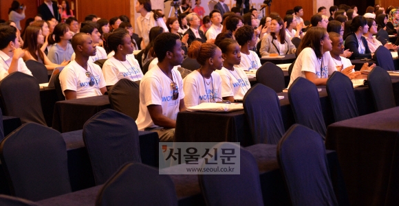 치사율이 높은 에볼라 바이러스에 대한 공포가 커진 4일 서울 중구 롯데호텔에서 열린 ‘제2차 차세대 여성 글로벌 파트너십 세계대회’ 행사장에 빈자리들이 많이 눈에 띄고 있다. 이날 행사 공동 주최자인 덕성여대 학생들과 아프리카 출신 일부 학생들이 참석하지 않았다. 손형준 기자 boltagoo@seoul.co.kr