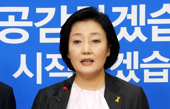 새정치민주연합 박영선 비상대책위원장이 5일 국회 당대표회의실에서 열린 기자회견에서 비대위 구성, 운영 방향 등에 대해 발언하고 있다. 연합뉴스