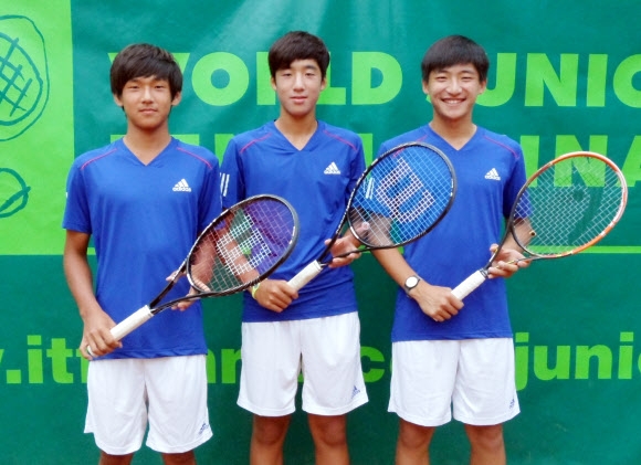 월드주니어테니스 첫 판서 포르투갈 제압한 U-14대표팀 (서울=연합뉴스) 4일(현지시각) 체코 프로스테요프에서 열린 2014 국제테니스연맹(ITF) 월드 주니어대회 본선 C조 조별리그 1차전(2단1복식)에서 포르투갈을 종합전적 3-0으로 꺾은 한국 14세 이하 주니어대표팀. 왼쪽부터 박의성(계광중), 정영석(마포중), 한선용(효명중).  대한테니스협회 제공