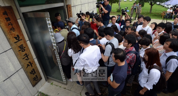5일 경기도 동두천시 육군 28사단 보통군사법원에서 윤 일병 사망 사건 시민감시단이 법정으로 입장하고 있다. 손형준 기자 boltagoo@seoul.co.kr