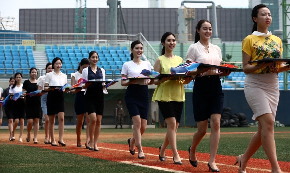 꽃 같은 인천아시안게임 시상 요원들 