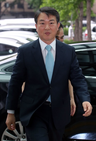 강신명 신임 경찰청장 내정자가 6일 오전 서울 서대문구 경찰청에서 열린 경찰위원회에 출석하고 있다. 경남 합천 출신인 강 서울청장은 경찰대 2기로 후임 청장이 되면 사상 첫 경찰대 출신 경찰수장이 된다. 연합뉴스