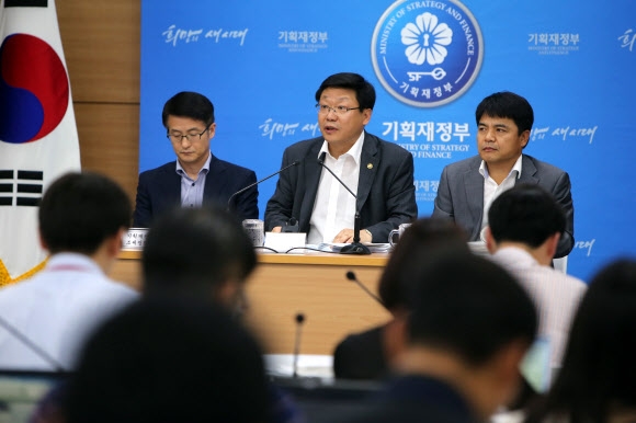 주형환 기획재정부 1차관이 6일 정부세종청사 기재부 기자실에서 2014년 세법 개정안의 취지를 설명하고 있다.  연합뉴스