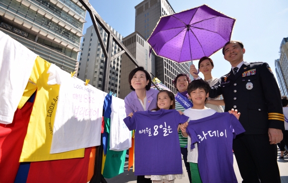 8일 서울 종로구 청계광장에서 열린 ‘가정폭력 및 아동학대 예방 캠페인’에서 김희정(왼쪽) 여성가족부 장관과 홍보대사인 배우 채시라(오른쪽에서 두 번째)씨, 이인선(오른쪽) 경찰청 차장이 ‘보라데이’ 홍보 문구가 적힌 티셔츠를 들어 보이고 있다. 여가부는 매월 8일을 가정폭력 예방의 날(보라데이)로 정했다. 보라데이는 가정폭력과 아동학대 예방을 위해 적극적인 시선으로 ‘함께 보자’는 뜻을 담았다. 박지환 기자 popocar@seoul.co.kr