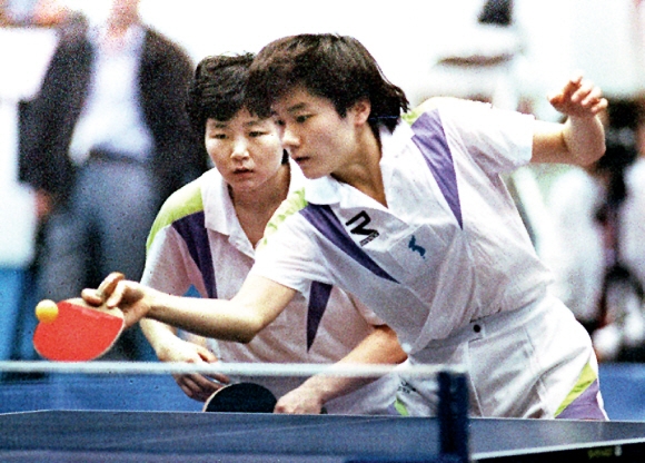 1991년 4월 일본 지바 세계탁구선수권대회에 남북 단일팀으로 출전한 현정화(오른쪽) 선수와 북측 리분희 선수. 서울신문 포토라이브러리