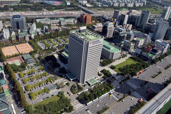 18일 서울 강남구 삼성동 아셈타워에서 내려다본 한전 부지 전경. 축구장 12개를 합친 크기로 강남의 마지막 ‘노른자 땅’으로 통하던 이 부지를 현대차는 감정가 3배에 달하는 10조 5500억원에 낙찰받아 시장을 놀라게 했다. 박윤슬 기자 seul@seoul.co.kr