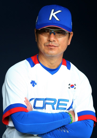 18일 오후 서울 잠실야구장에서 열린 ’2014 인천 아시안게임’ 야구 대표팀 대 LG 트윈스의 연습경기. 대표팀 류중일 감독이 경기 시작을 기다리고 있다. 연합뉴스
