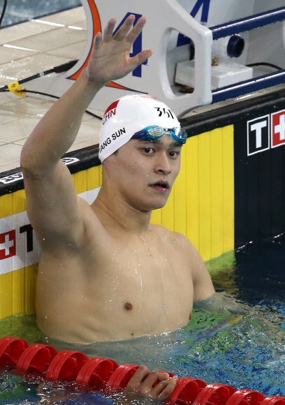 21일 인천 문학박태환수영장에서 열린 2014 인천 아시안게임 수영 남자 200m 예선에서 중국의 쑨양이 1분48초90의 기록으로 들어온 후 관중에게 인사하고 있다. 연합뉴스
