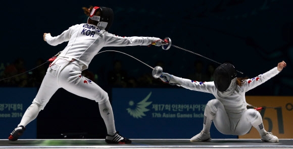 22일 경기도 고양시 고양체육관에서 열린 ’2014 인천 아시안게임’ 펜싱 여자 에페 개인전 4강 신아람(오른쪽, 대한민국) 대 최인정(대한민국)의 경기에서 양 선수가 접전을 벌이고 있다. 연합뉴스