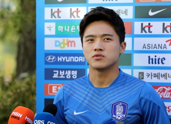 인천아시안게임 한국 남자 축구 대표팀 김영욱 선수가 23일 오후 파주 NFC에서 취재진의 질문에 답하고 있다.  연합뉴스