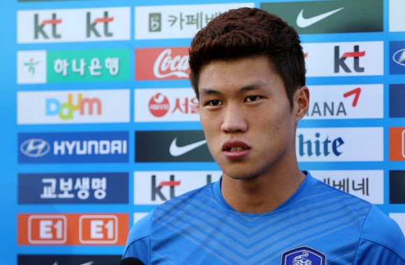 인천아시안게임 한국 남자 축구 대표팀 김승대 선수가 23일 오후 파주 NFC에서 취재진의 질문에 답하고 있다.  연합뉴스