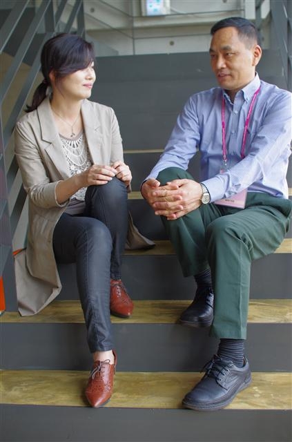 “일본 시는 전위적이고 실험적인 경향이 강한데 한국 시는 서정성이 풍부하다”는 톈위안(오른쪽) 시인의 말에 김행숙 시인은 “한국 시단은 지금 가장 첨예한 언어적 실험과 탐색에 몰두하며 단단한 공동체를 이루고 있다”고 소개했다. 한국문학번역원 제공