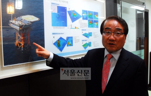 지난달 19일 제주시 연동 ‘이어도연구회’ 사무실에서 만난 고충석 이사장이 이어도에 있는 종합해양과학기지를 가리키며 이어도의 중요성에 대해 설명하고 있다. 김문 선임기자 km@seoul.co.kr