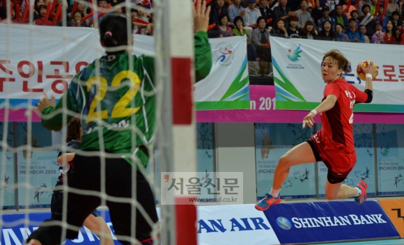 김온아가 1일 선학 핸드볼경기장에서 열린 일본과의 인천아시안게임 여자 핸드볼 결승전에서 거침없이 중앙을 돌파한 뒤 일본 골문을 향해 과감한 오른손 점프 슈팅을 날리고 있다. 손형준 기자 boltagoo@seoul.co.kr