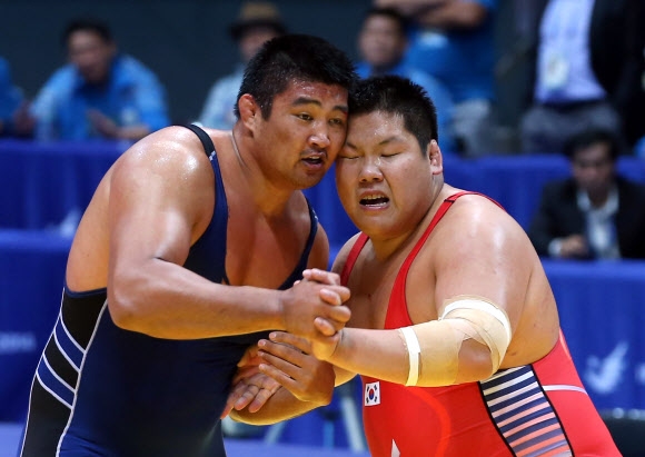 <아시안게임>’힘겨루기’