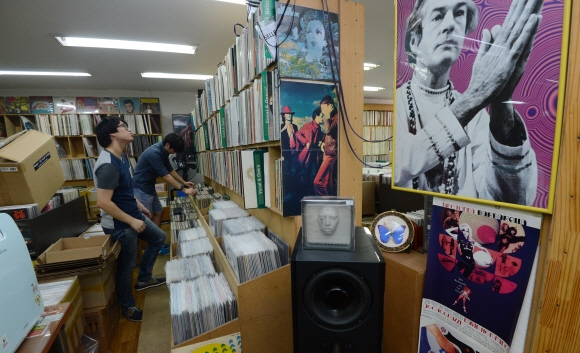 서울 마포구 홍익대 근처의 중고 LP 레코드점 ‘메타복스’. 손때 묻은 LP를 찾는 20~30대의 발길이 최근 들어 부쩍 늘고 있다. 안주영 기자 jya@seoul.co.kr