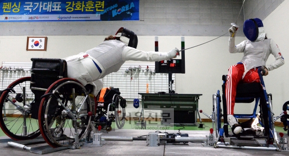 휠체어펜싱 참가 선수는 척수 장애, 절단 및 기타 장애로 2등급에서 4등급 선수로 구분돼 경기를 치른다.