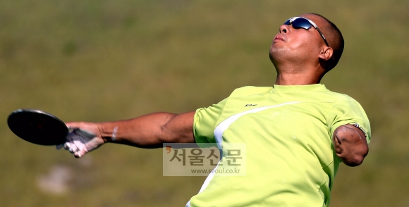 한쪽 팔이 절단된 선수가 원반던지기 훈련을 하고 있다.