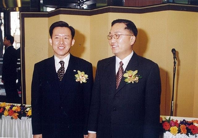 그동안 언론에 한번도 공개된 적 없는 1999년 12월 서울 영등포구 여의도동 미래에셋빌딩에서 열린 미래에셋증권 출범 기념사진. 미래에셋 창립의 주역인 박현주(오른쪽) 미래에셋그룹 회장과 최현만(왼쪽) 미래에셋생명 부회장의 15년 전 모습.